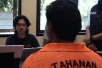 Asro, Tersangka Curanmor saat dimintai keterangan oleh penyidik, Selasa 27 Mei 2025 | Asrul Ariski/Media Prioritastv.com.