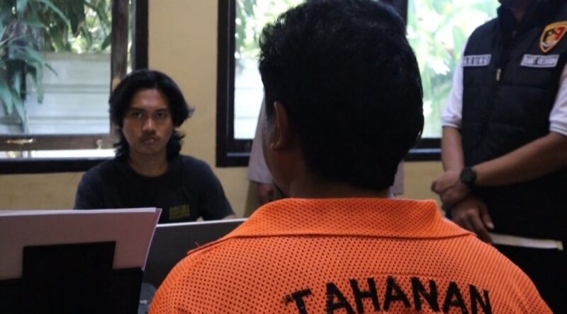Asro, Tersangka Curanmor saat dimintai keterangan oleh penyidik, Selasa 27 Mei 2025 | Asrul Ariski/Media Prioritastv.com.