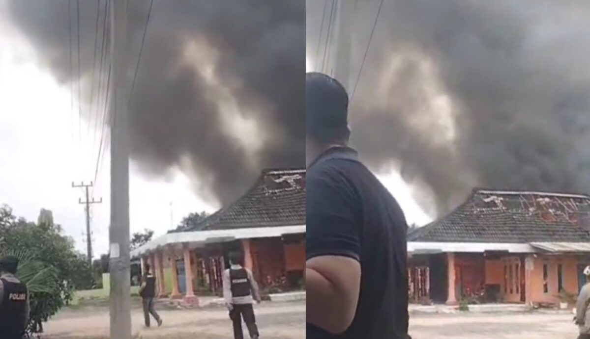 Kolase foto saat rumah  milik Thabrani, orang tua Kepala Kampung Gunung Agung terbakar disebabkan oleh massa yang diduga  keluarga korban perkelahian | Dok. Tangkapan Layar Video.