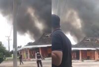 Kolase foto saat rumah  milik Thabrani, orang tua Kepala Kampung Gunung Agung terbakar disebabkan oleh massa yang diduga  keluarga korban perkelahian | Dok. Tangkapan Layar Video.