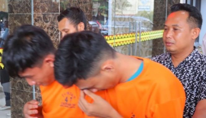 Kedua tersangka saat digiring ke Sel Tahanan Polresta Bandar Lampung, Sabtu 17 Mei 2025 | Dok. Ist.