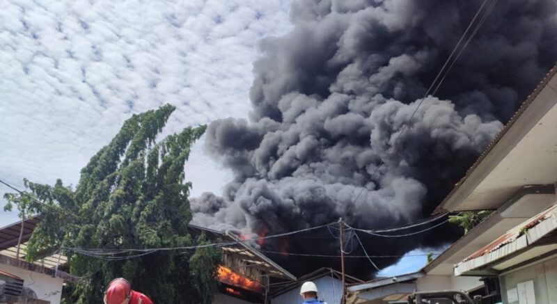 Kebakaran pabrik karet milik PT Teluk Luas Kecamatan Lubuk Begalung, Padang, Sumatera Barat, Minggu 18 Mei 2025, pukul 13.00 WIB.