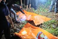 Polisi saat mengevakuasi jasad kakak dan adik di Peisir Barat, Lampung. (Dok. Polres Pesisir Barat)