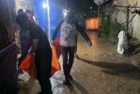 Polisi saat evakuasi jasad bocah 10 tahun di salah satu mess wilayah Tulang Bawang, Lampung, Senin 23 Juni 2025 |