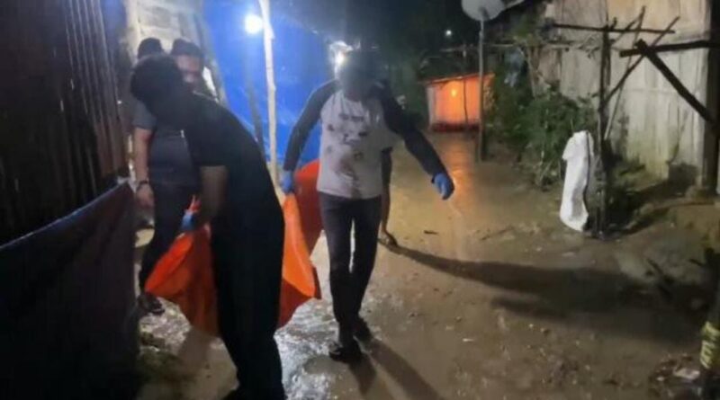 Polisi saat evakuasi jasad bocah 10 tahun di salah satu mess wilayah Tulang Bawang, Lampung, Senin 23 Juni 2025 |