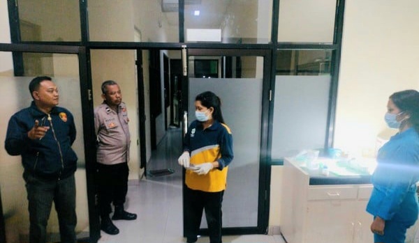 Polisi saat melakukan pemeriksaan bayi di Puskesmas Seputih Banyak, Lampung Tengah, Kamis 19 Juni 2025.