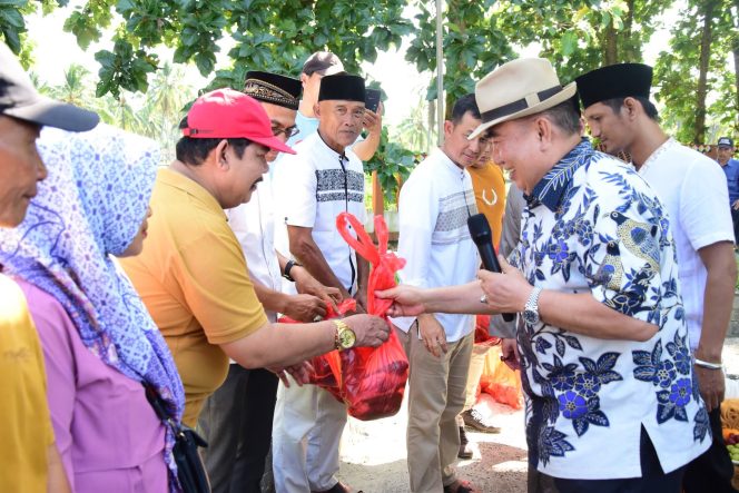
 Bupati Tanggamus Moh. Saleh Asnwi saat membagikan daging kurban Partai Gerindra Dapil V Tanggamus, Minggu 8 Juni 2025 |