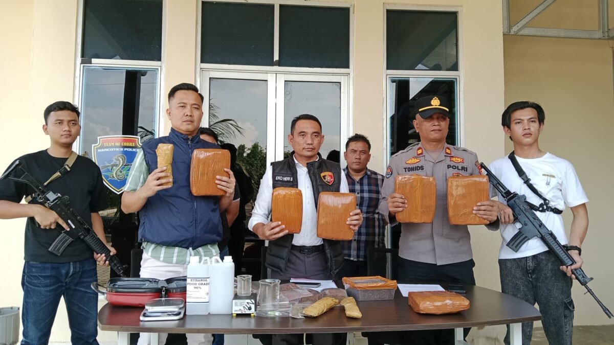 Polisi saat menunjukan barang bukti yang diamankan dari 16 tersangka 3 Kabupaten | Dok. Humas Polres Lampung Tengah.