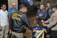 Polisi saat melakukan penggerebekan lokasi judi koprok di Pekon Pandansari Selatan, Sukoharjo, Pringsewu, Minggu 1 Juni 2025, malam | Dok. Humas Polres Pringsewu.