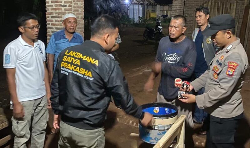 Polisi saat melakukan penggerebekan lokasi judi koprok di Pekon Pandansari Selatan, Sukoharjo, Pringsewu, Minggu 1 Juni 2025, malam | Dok. Humas Polres Pringsewu.