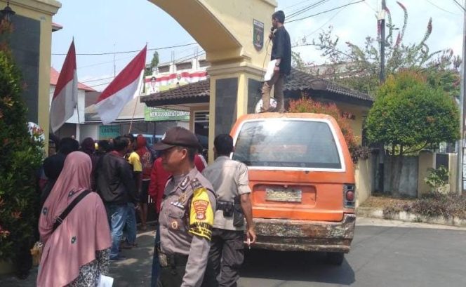 
 Gebrak Lampung saat melakukan unjuk rasa di Bandar Lampung |