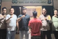 Tersangka ES setelah ditangkap sebelum dijebloskan ke sel tahanan Polsek Pugung | Dok. Humas Polres Tanggamus.