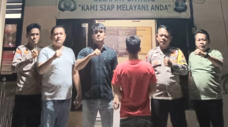 Tersangka ES setelah ditangkap sebelum dijebloskan ke sel tahanan Polsek Pugung | Dok. Humas Polres Tanggamus.