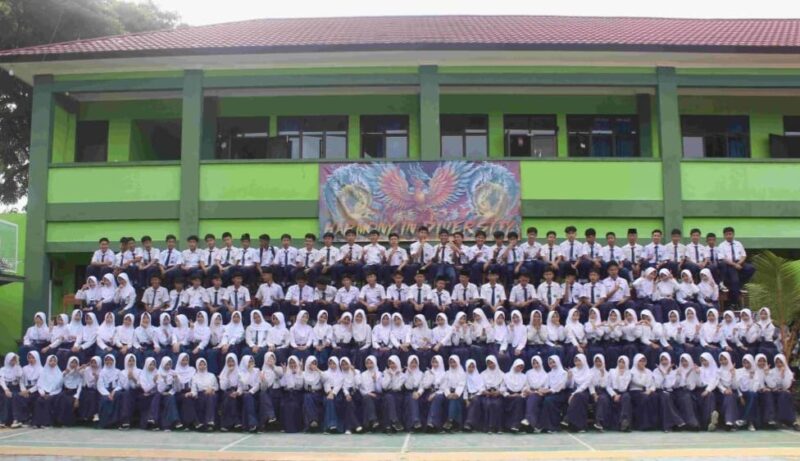 Pelajar MTs Negeri Tanggamus saat foto bersama usai dinyatakan lulus, Senin 2 Juni 2025 | Dok. MTs Negeri 1 Tanggamus.
