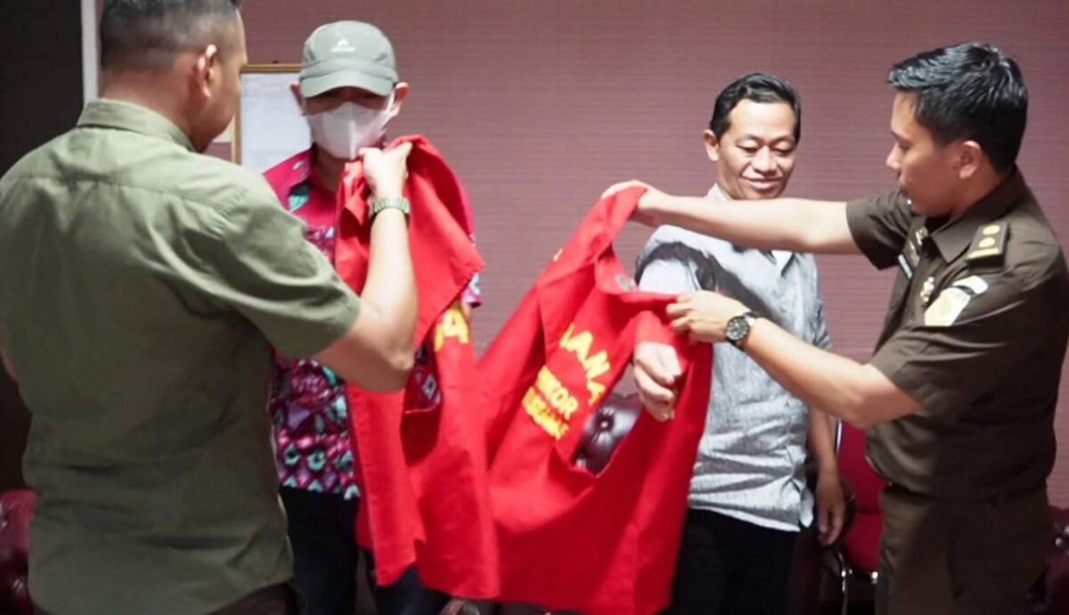 Kedua tersangka saat dipakaikan rompi tahanan Kejati Sumatera Selatan, Senin 2 Juni 2025 |