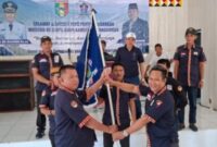 Penyerahan Bendera AWPI dari Ketua Lama Imron Tara kepada Ketua DPC AWPI Tanggamus yang baru Mat Helmi, Selasa 3 Juni 2025.