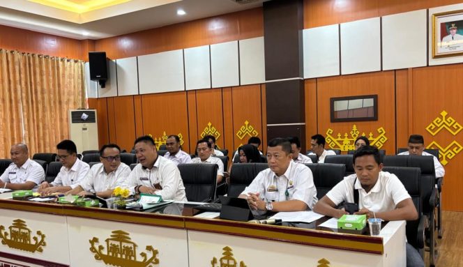 
 Asisten Perekonomian dan Pembangunan Setda Tanggamus, Hendra Wijaya Mega saat menghadiri RDP terkait SHGB Pasar Kota Agung, Rabu 4 Juni 2025 | Herdi/Media Prioritastv.com.