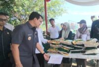 Bupati Pringsewu Riyanto Pamungkas saat meninjau gerakan pangan murah di Sidoharjo, Pringsewu, Rabu 4 Juni 2025 | Dok. Humas Pemkab Pringsewu.