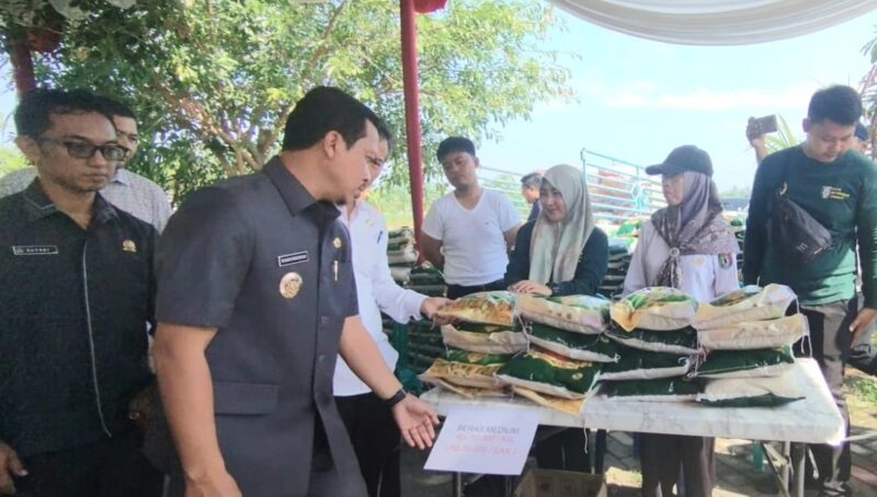 Bupati Pringsewu Riyanto Pamungkas saat meninjau gerakan pangan murah di Sidoharjo, Pringsewu, Rabu 4 Juni 2025 | Dok. Humas Pemkab Pringsewu.