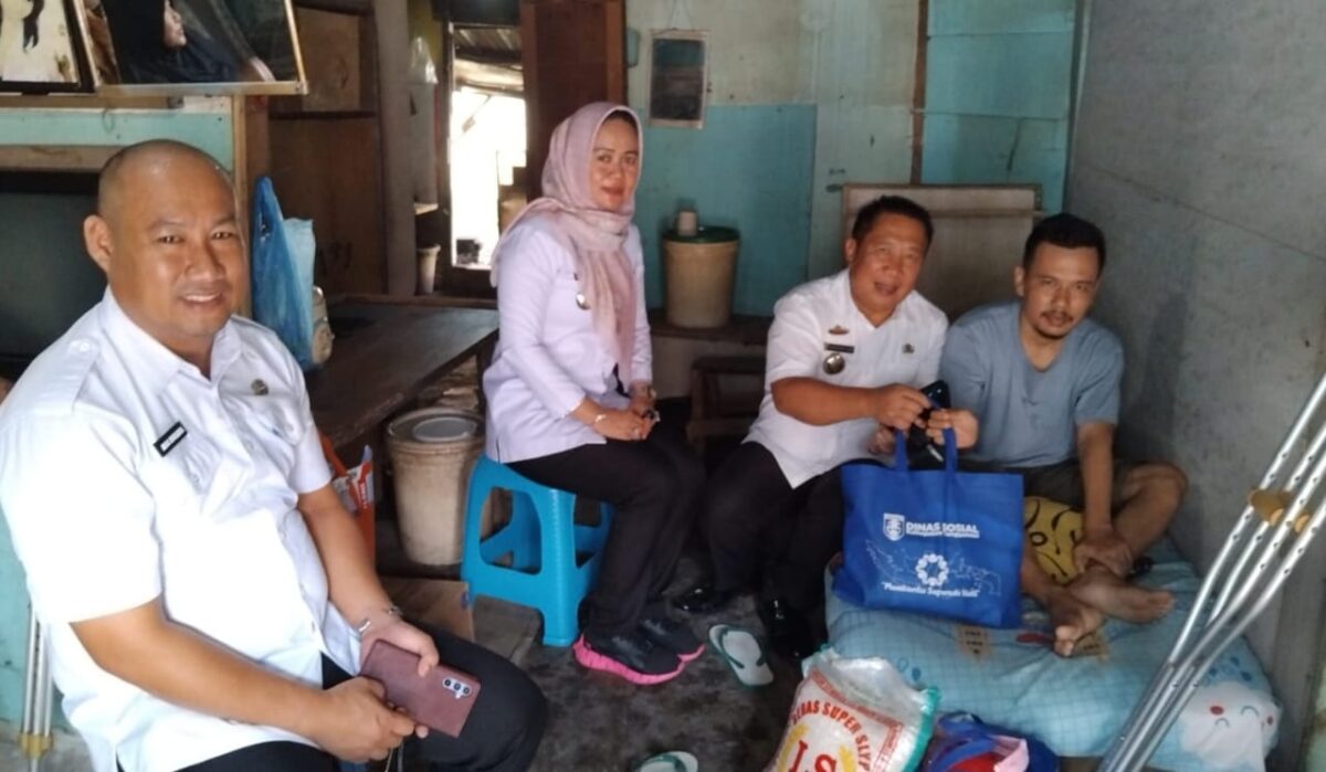 Kadis Sosial Tanggamus Hardarsyah saat mengunjungi Yulyadi, Pengojek Derita Kanker Tulang di Kota Agung, Rabu 4 Juni 2025 | Herdi/Media Prioritastv.com.