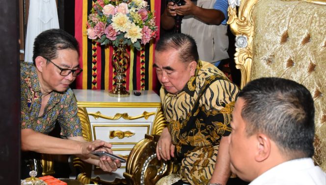 
 Bupati Tanggamus Moh. Saleh Asnawi saat diperlihatkan pemaparan potensi pertanian oleh Direktur PT. Central Ekosistem Manunggal di Rumah Bulapis Batang, Talang Padang, Rabu 4 Juni 2025 | Herdi/Media Prioritastv.com.