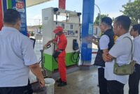 Polisi dan Metrologi Disperindag Pringsewu saat melakukan pengukuran di SPBU Pagelaran, Pringsewu, Rabu 4 Juni 2025 | Dok. Humas Polres Pringsewu.