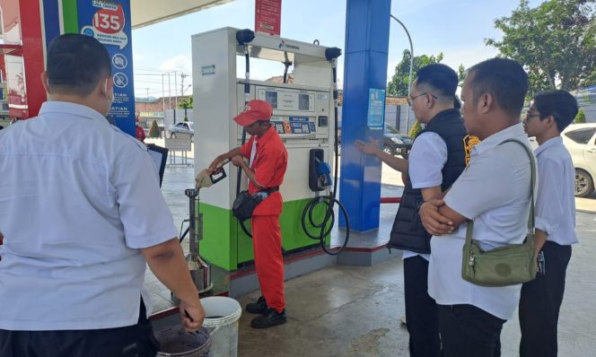 
 Polisi dan Metrologi Disperindag Pringsewu saat melakukan pengukuran di SPBU Pagelaran, Pringsewu, Rabu 4 Juni 2025 | Dok. Humas Polres Pringsewu.