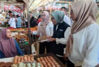 Tim TPID Tanggamus saat melakukan monitoring harga di Pasar Kota Agung, Rabu 4 Juni 2025 | Herdi/Media Prioritastv.com.