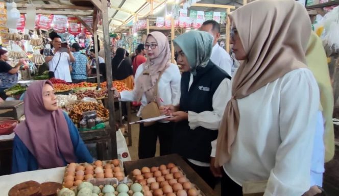 
 Tim TPID Tanggamus saat melakukan monitoring harga di Pasar Kota Agung, Rabu 4 Juni 2025 | Herdi/Media Prioritastv.com.