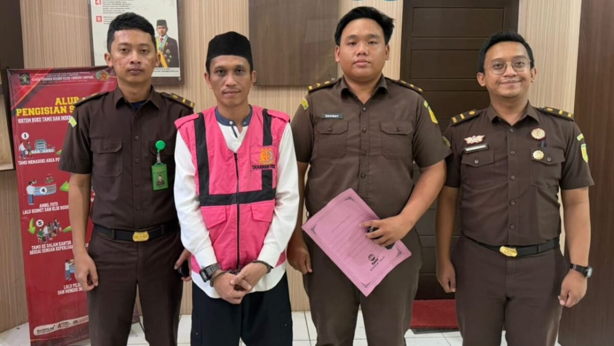 Mantan Penjabat Kepala Pekon Tanjung Sari, Kecamatan Bulok, Kabupaten Tanggamus, Fitra Yunistiawan, usai divonis bersalah PN Tipikor, Rabu 4 Juni 2025 | Dok. Cabjari Tanggamus Talang Padang.