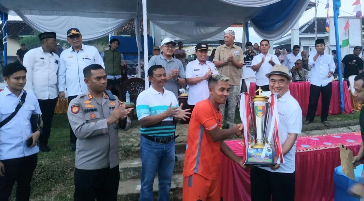 Bupati Moh. Saleh Asnawi saat menyerahkan trofi kepada tim Spargo FC, Juara 1 Bupati Tanggamus Cup 2024 di Lapangan Arstek, Tekad, Pulau Panggung, Rabu 4 Juni 2025 | Asrul Ariski/Media Prioritastv.com.
