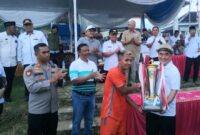Bupati Moh. Saleh Asnawi saat menyerahkan trofi kepada tim Spargo FC, Juara 1 Bupati Tanggamus Cup 2024 di Lapangan Arstek, Tekad, Pulau Panggung, Rabu 4 Juni 2025 | Asrul Ariski/Media Prioritastv.com.