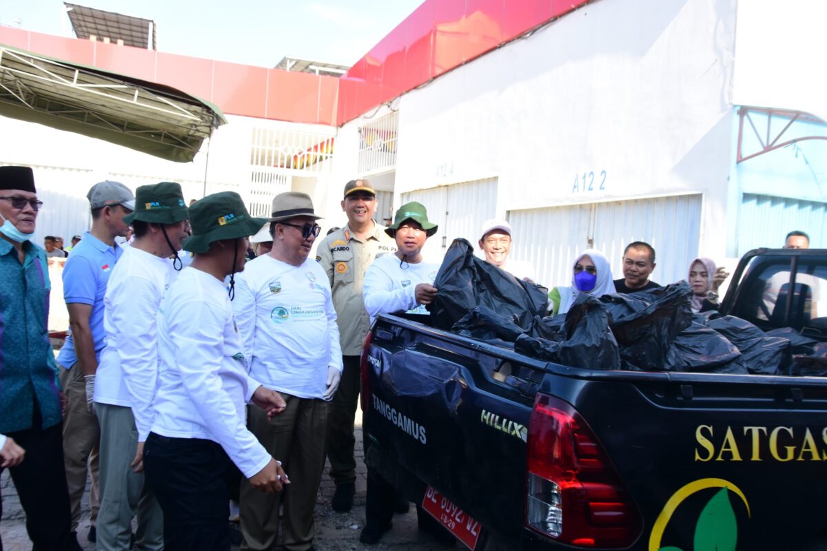 Bupati Tanggamus Moh. Saleh Asnawi saat memimpin bersih pasar Talang Padang, Kamis 5 Juni 2025 | Asrul Ariski/Media Prioritastv.com.