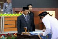 Bupati Pringsewu Riyanto Pamungkas saat menyaksikan penandatanganan memory pelantikan pejabat administrator dan pengawas di lingkup Pemkab setempat, Kamis 5 Juni 2025 | Dok. Kominfo Pringsewu.