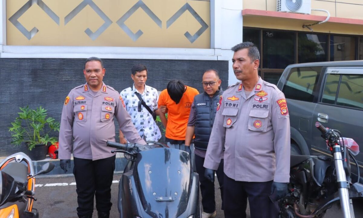 Tersangka YA saat diperlihatkan bersama motor hasil curian milik temanya di Polresta Bandar Lampung, Kamis 5 Juni 2025 | Dok. Humas Polresta Bandar Lampung.