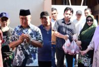 Kolase Bupati Tanggamus saat melaksanakan doa bersama pemotongan dan saat sang istri Hj. Siti Mahmudah secara simbolis menyerahkan daging kurban, Minggu 8 Juni 2025 |