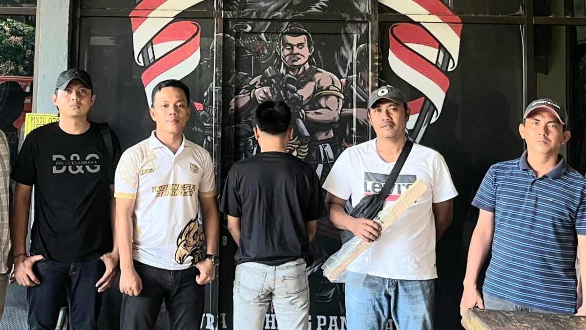 Tersangka RP (tengah berbaju hitam) saat berada di Polres Lampung Timur, Minggu 8 Juni 2025 | Dok. Humas Polres Lampung Timur.