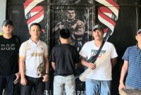Tersangka RP (tengah berbaju hitam) saat berada di Polres Lampung Timur, Minggu 8 Juni 2025 | Dok. Humas Polres Lampung Timur.