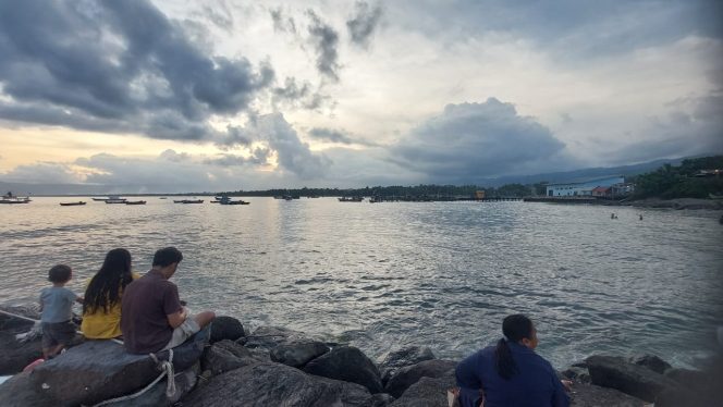 
 Suasana sore hari yang cerah di Dermaga Batu, Kota Agung Tanggamus, Senin 9 Juni 2025 | Herdi/Media Prioritastv.com.