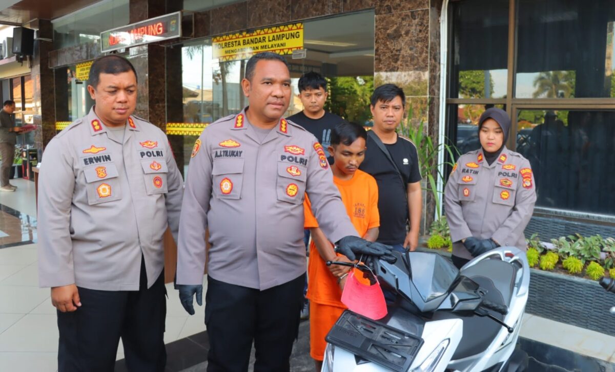 Kapolresta Bandar Lampung, Kombes Pol Alfret Jacob Tilukay saat menunjukan tersangka dan barang bukti, Selasa 10 Juni 2025 | Dok. Humas Polda Lampung.