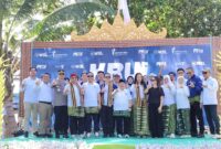 Wabup Pesisir Barat Irawan Topani foto bersama usai membuka WSL Krui Pro QS 6000 Tahun 2025, Selasa 10 Juni 2025 | Suroso/Media Prioritastv.com.