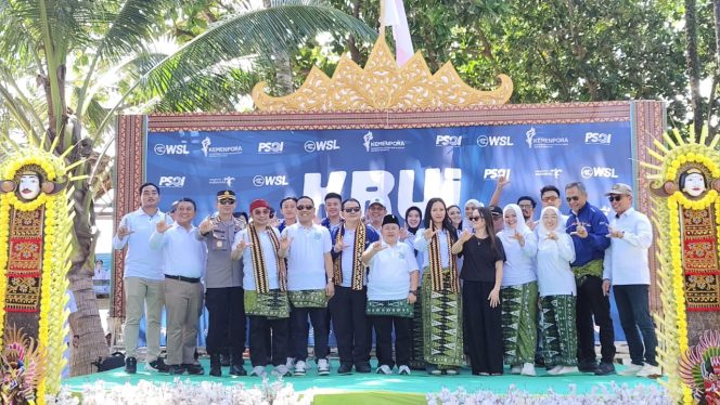 
 Wabup Pesisir Barat Irawan Topani foto bersama usai membuka WSL Krui Pro QS 6000 Tahun 2025, Selasa 10 Juni 2025 | Suroso/Media Prioritastv.com.