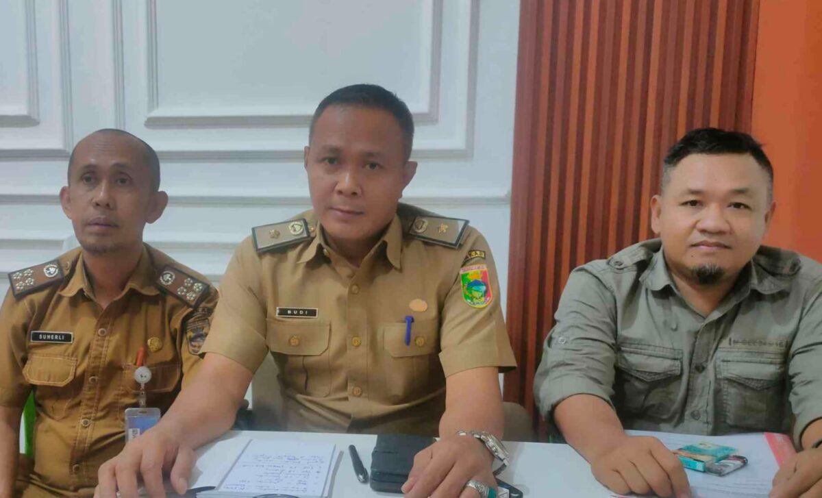 Ketua Tim Penjaringan dan Penyaringan (TPP) Calon Ketum KONI Tanggamus, Budi Utomo saat memberikan keterangan pers, Selasa 10 Juni 2025 |