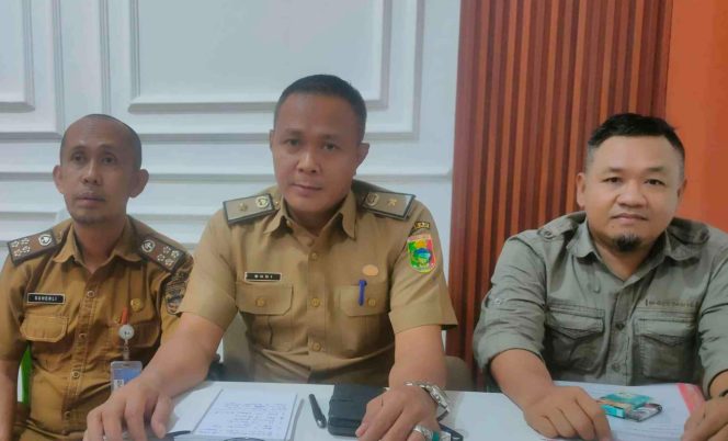 
 Ketua Tim Penjaringan dan Penyaringan (TPP) Calon Ketum KONI Tanggamus, Budi Utomo saat memberikan keterangan pers, Selasa 10 Juni 2025 |
