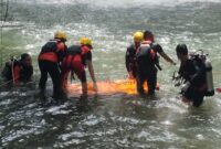Tim SAR saat melakukan evakuasi jenazah korban, Rabu 11 Juni 2025 | Dok. SAR Lampung.