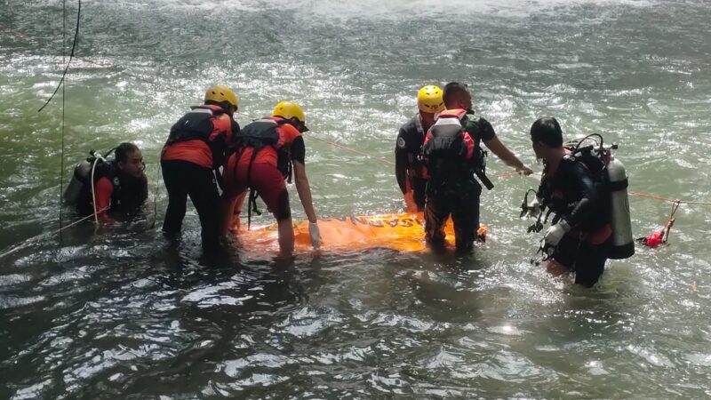 Tim SAR saat melakukan evakuasi jenazah korban, Rabu 11 Juni 2025 | Dok. SAR Lampung.