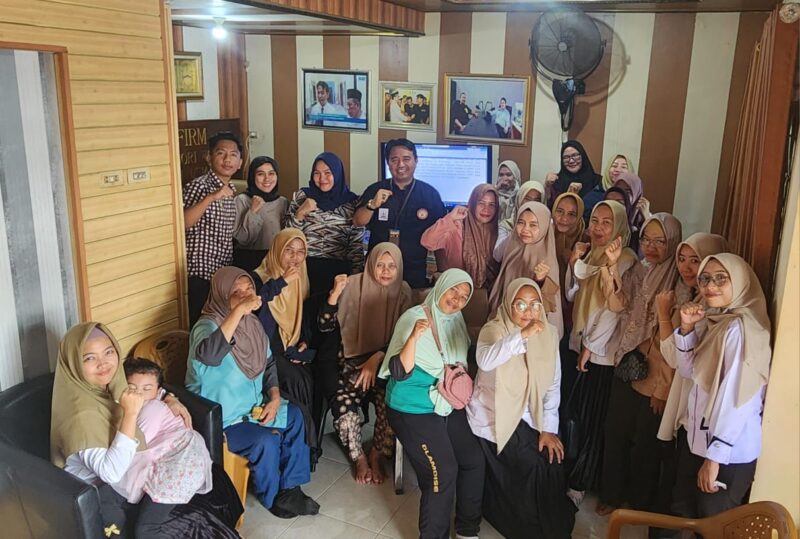 Sejumlah guru non-ASN Kota Bandar Lampung berfoto bersama di Kantor Hukum Gindha Ansori Wayka, Rabu (11/6/2025). Mereka meminta pendampingan hukum untuk fasilitasi pencairan Tunjangan Profesi Guru (TPG) ke Pemkot dan DPRD setempat. (Davit/Prioritastv.com)