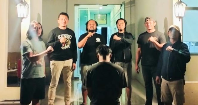 
 Tersangka RA setelah ditangkap Polres Tanggamus | Dok. Humas Polres Tanggamus.