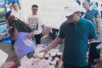 Bupati Pringsewu saat mengunjungi bazar kuliner UMKM yang digelar di Jalan Dr. dr. Sugiri Syarief usai pimpin apel, Jumat 13 Juni 2025.