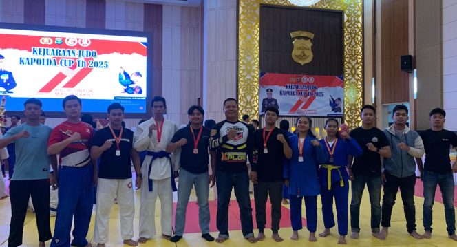 
 Foto bersama altet Judo Polres Tanggamus bersama pelatih, Minggu 15 Juni 2025 | Dok. Humas Polres Tanggamus.